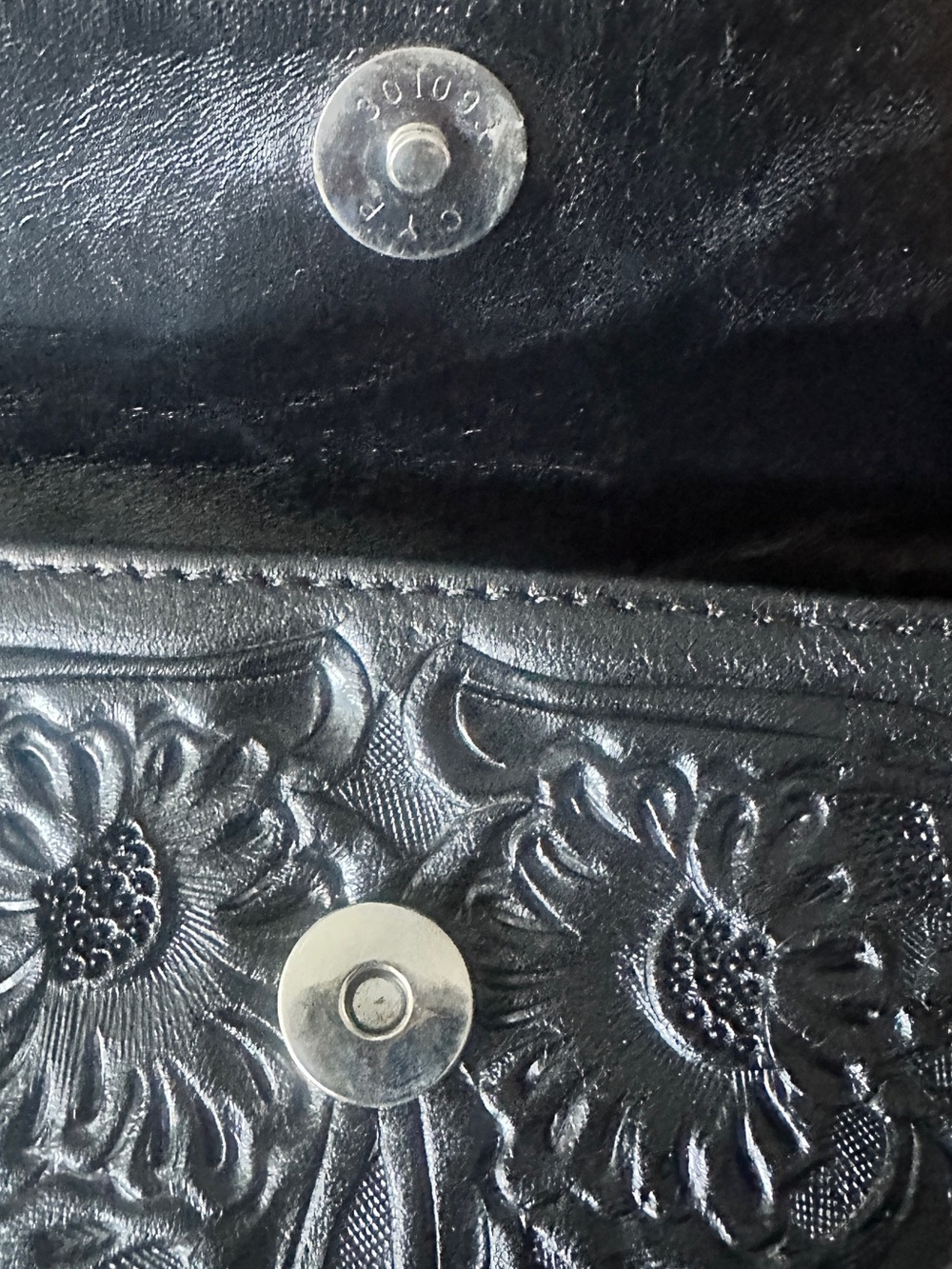 Embossed Floral Leather Crossbody Bag in Black - Picture 5 of 7